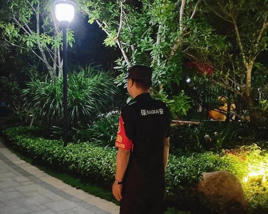 保安上夜班可一项非常艰巨的任务，因为夜班是不能睡觉的。所以一般人承受不了，特别是