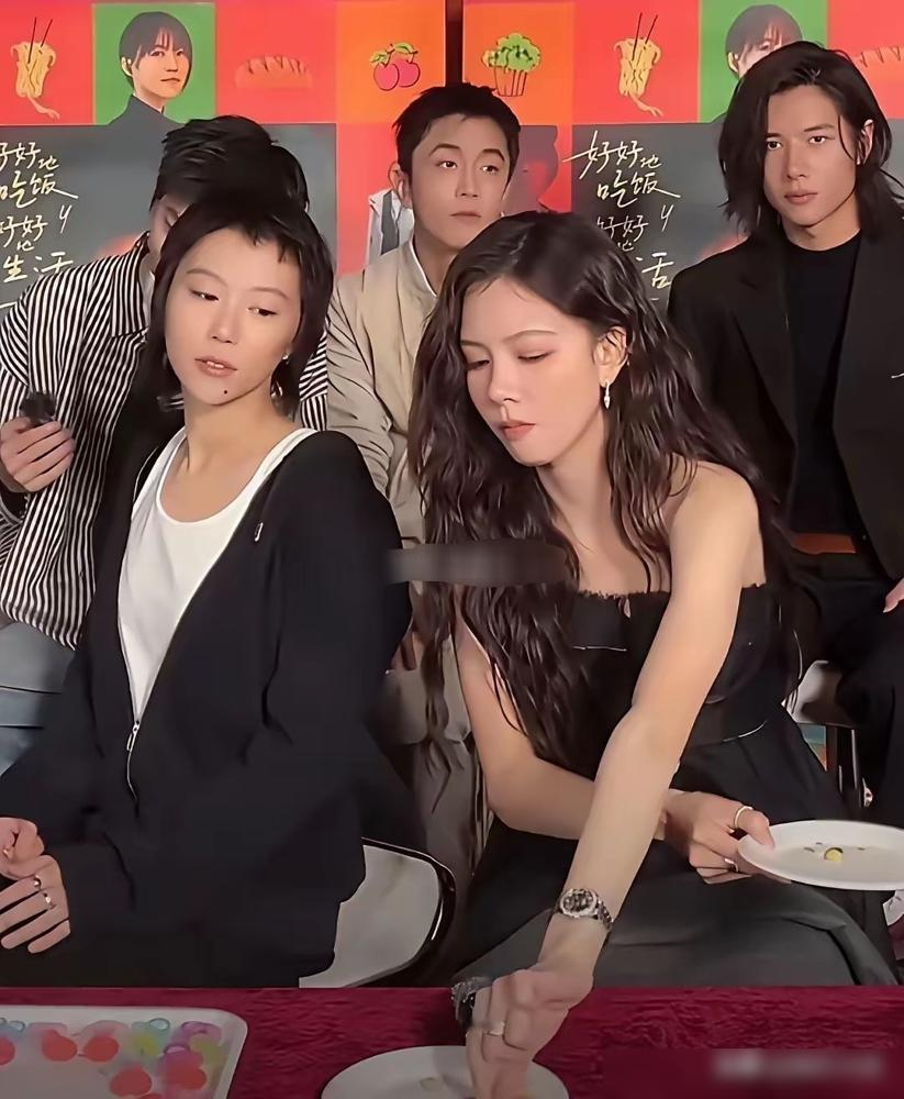 跟了张一山三年，连个名分都没有。转头人家直接坐进了王菲的VIP区。2020年宋妍霏单方面官宣分手，那