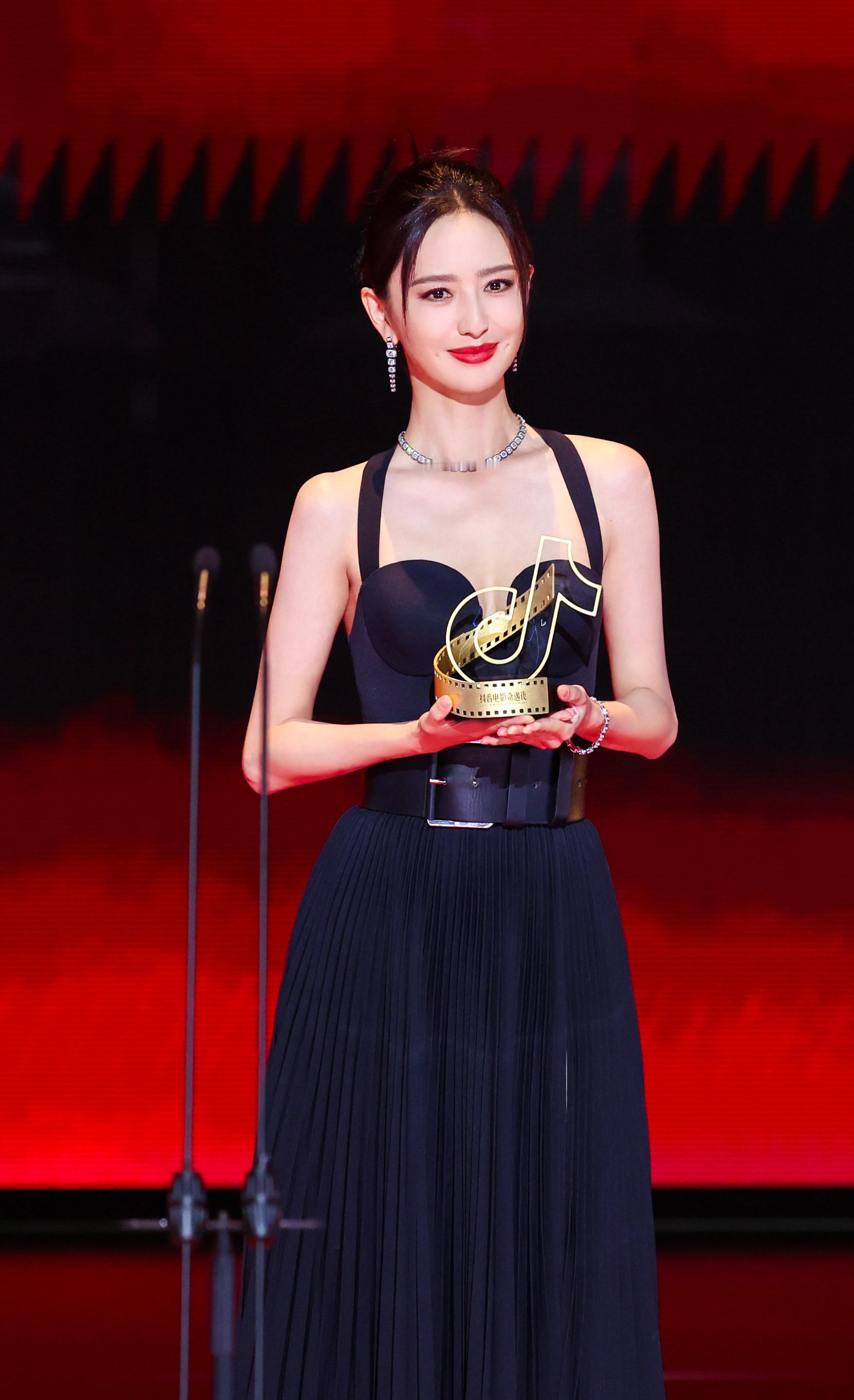 佟丽娅🌟抖音电影奇遇夜凝前行力量，演员荣获抖音“年度质感演员”🏆以