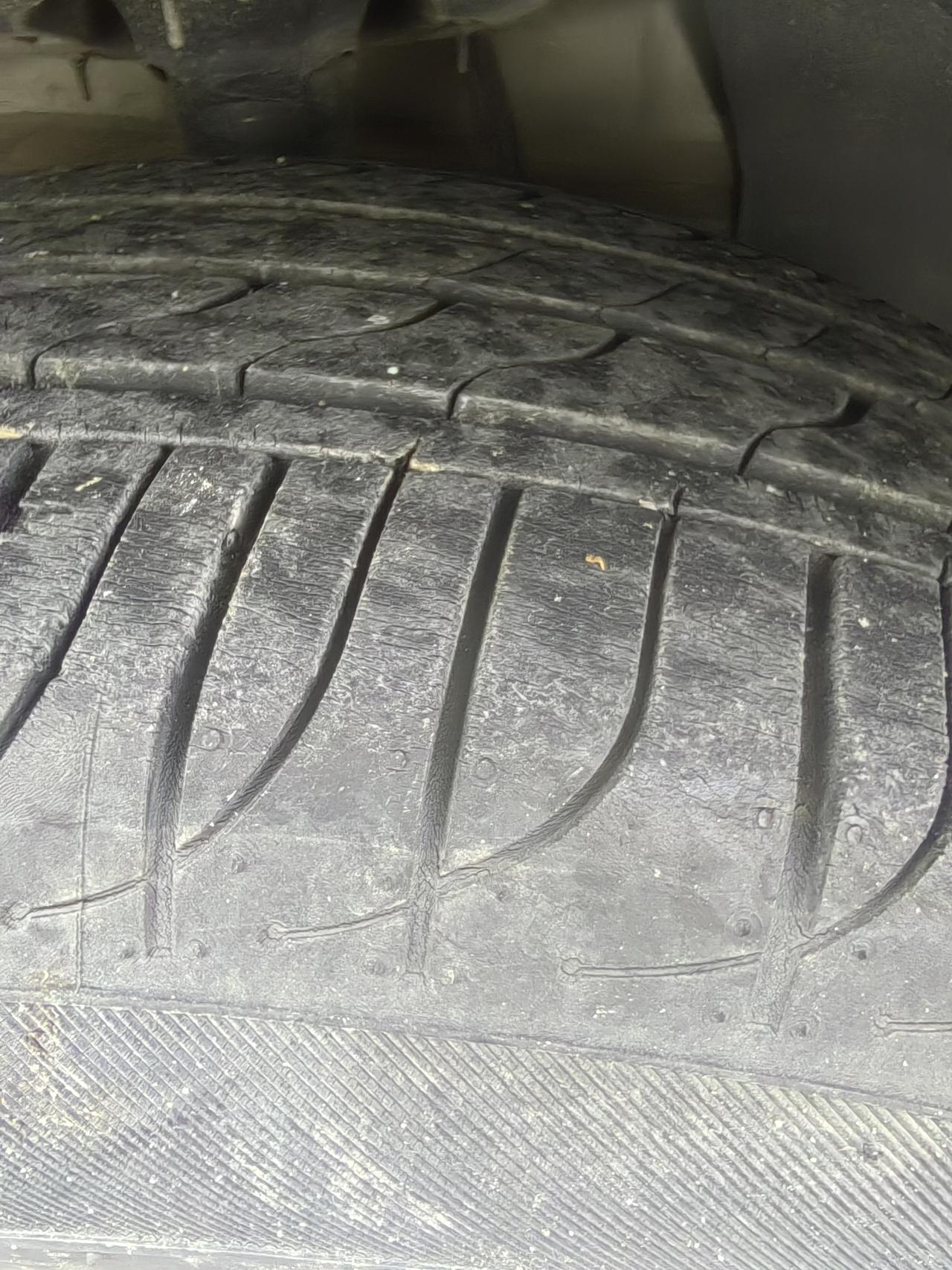 兄弟们给我看看这个轮胎需不需要换。才三年多36,000多公里。可是这个轮胎上面有