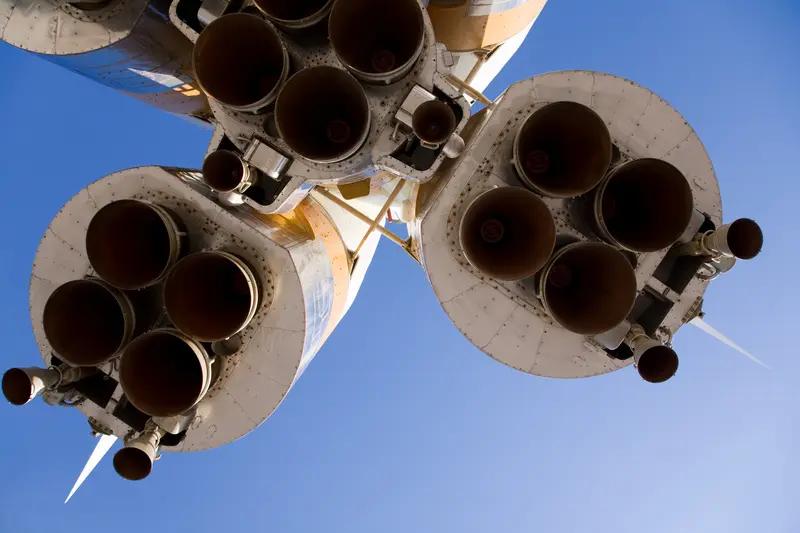 美国重返月球只绕不登，这背后原因挺复杂。从技术层面看，当年登月的土星五号火箭虽强