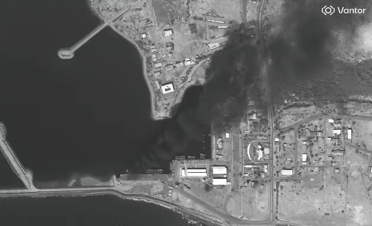 伊朗海军和伊朗空军完全是躺下了，只有伊朗导弹部队还支棱着。2月28日美军攻击