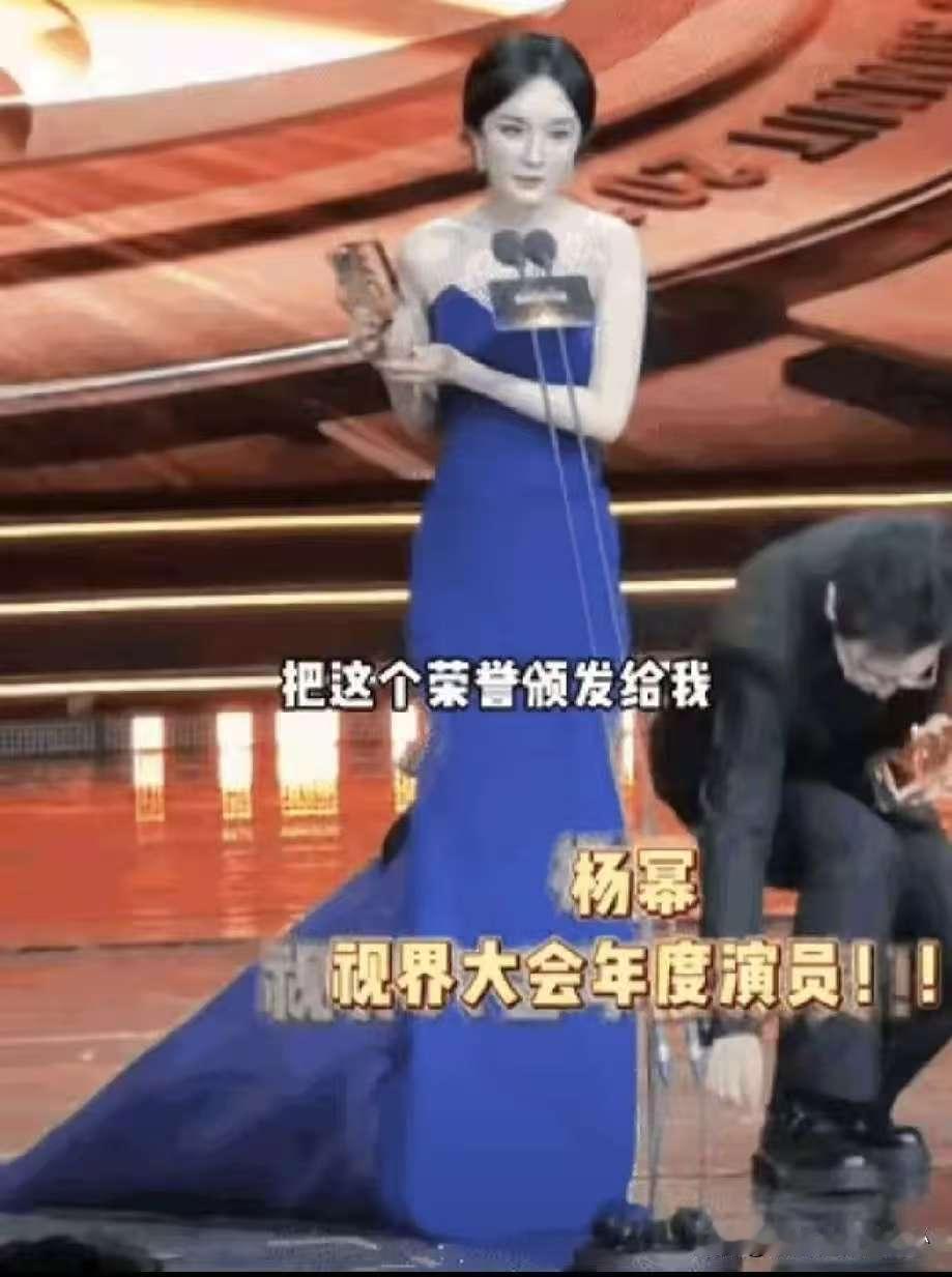 黄晓明这是咋了？昨晚真让人看不懂！和杨幂一起领奖，多风光的事啊！结果人家杨幂