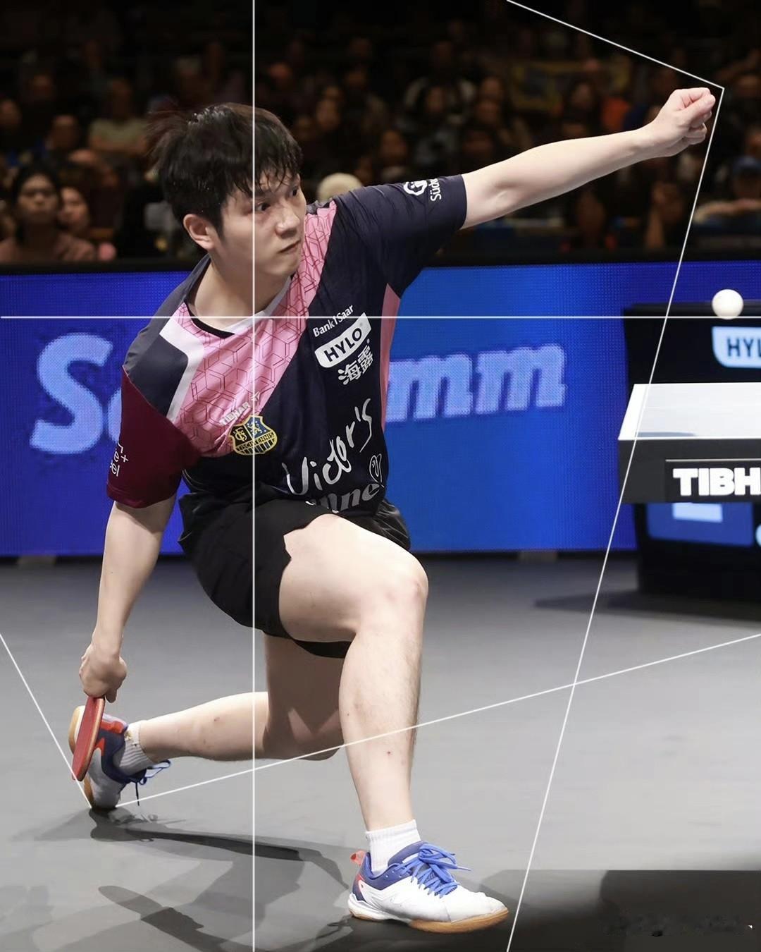 ETTU发图：📐📏+🏓一起欣赏一下樊振东教科书级别的击球姿态，精准与完美