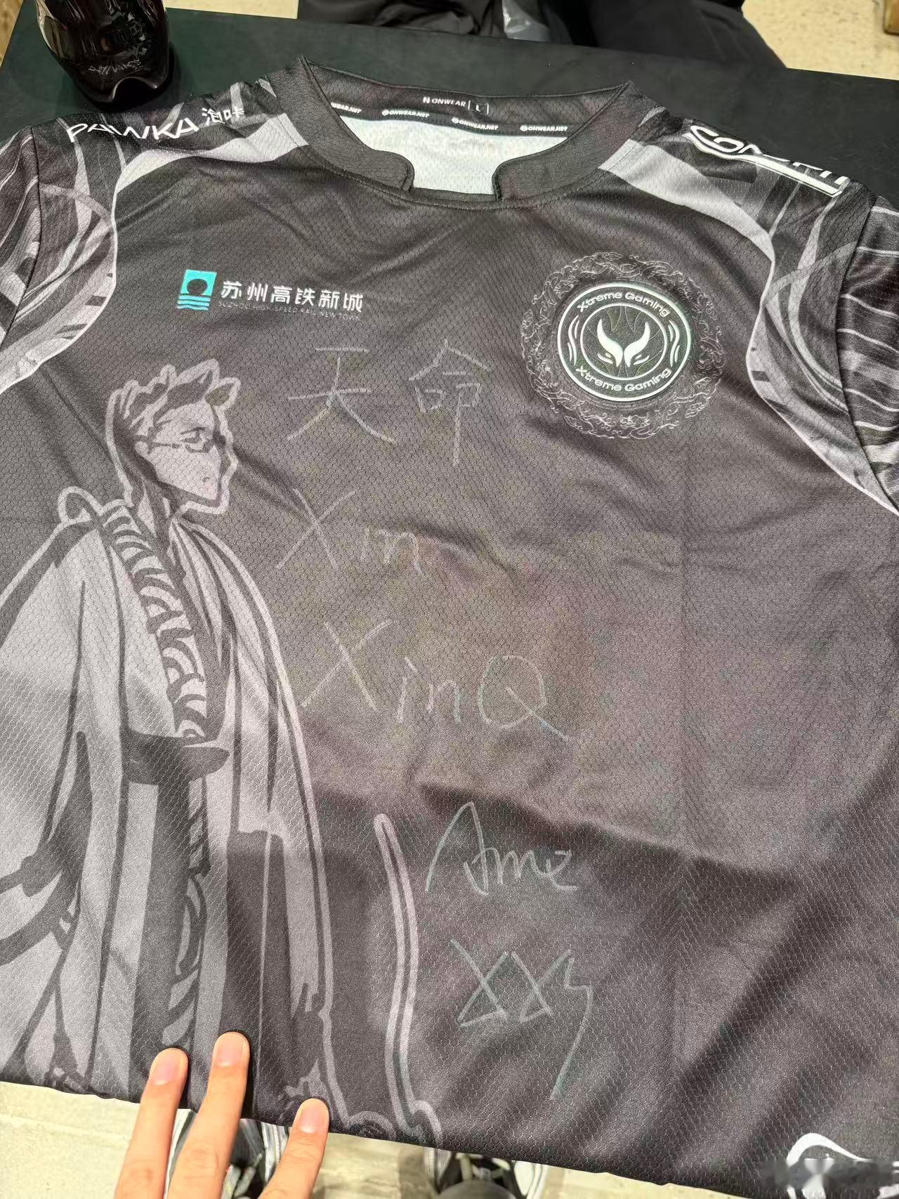 抽个绝版XG队服给大家！上次在昂恩电竞的摊位，他们送了我一件XG之前的签名队服，