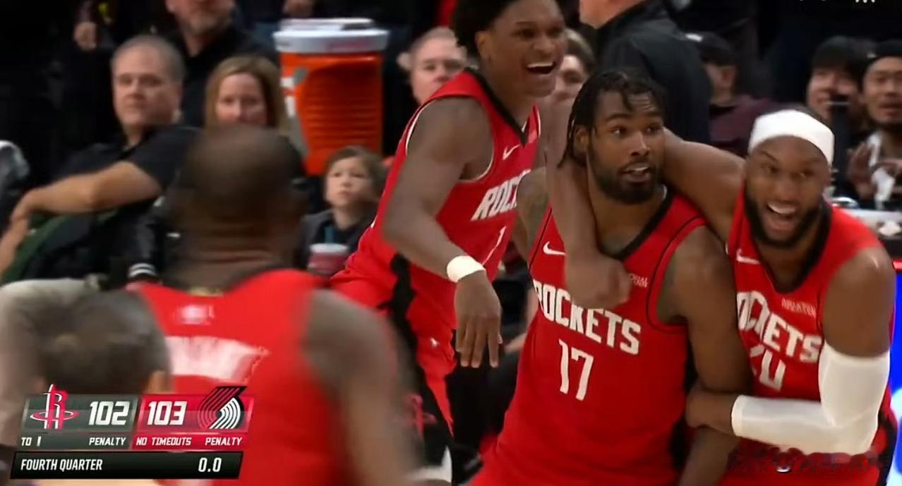 就差一点！伊森补篮绝杀超时了！今天火箭队客场挑战开拓者队的比赛，双方战至最后