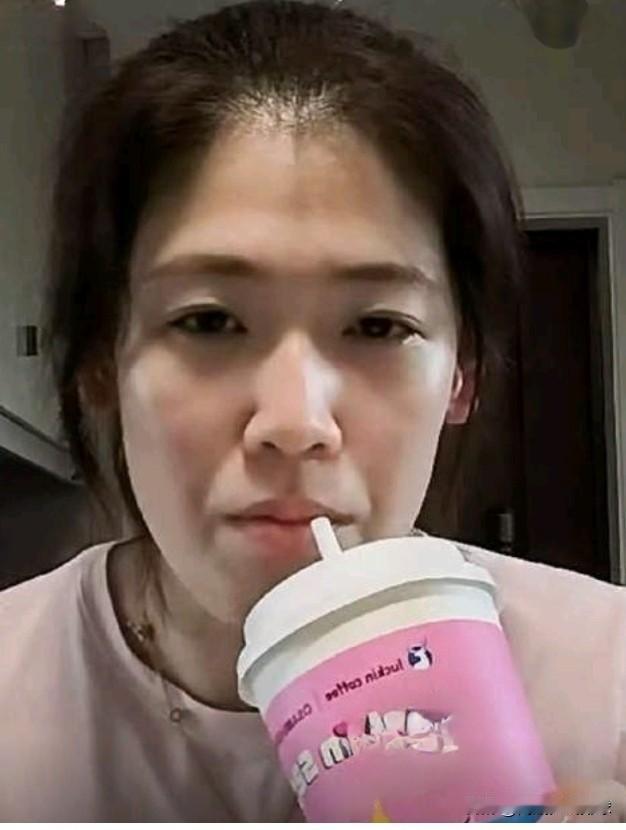 李盈莹直播答疑，是出于自愿还是官方授意？5月20日，李盈莹在抖音开启直播，吸