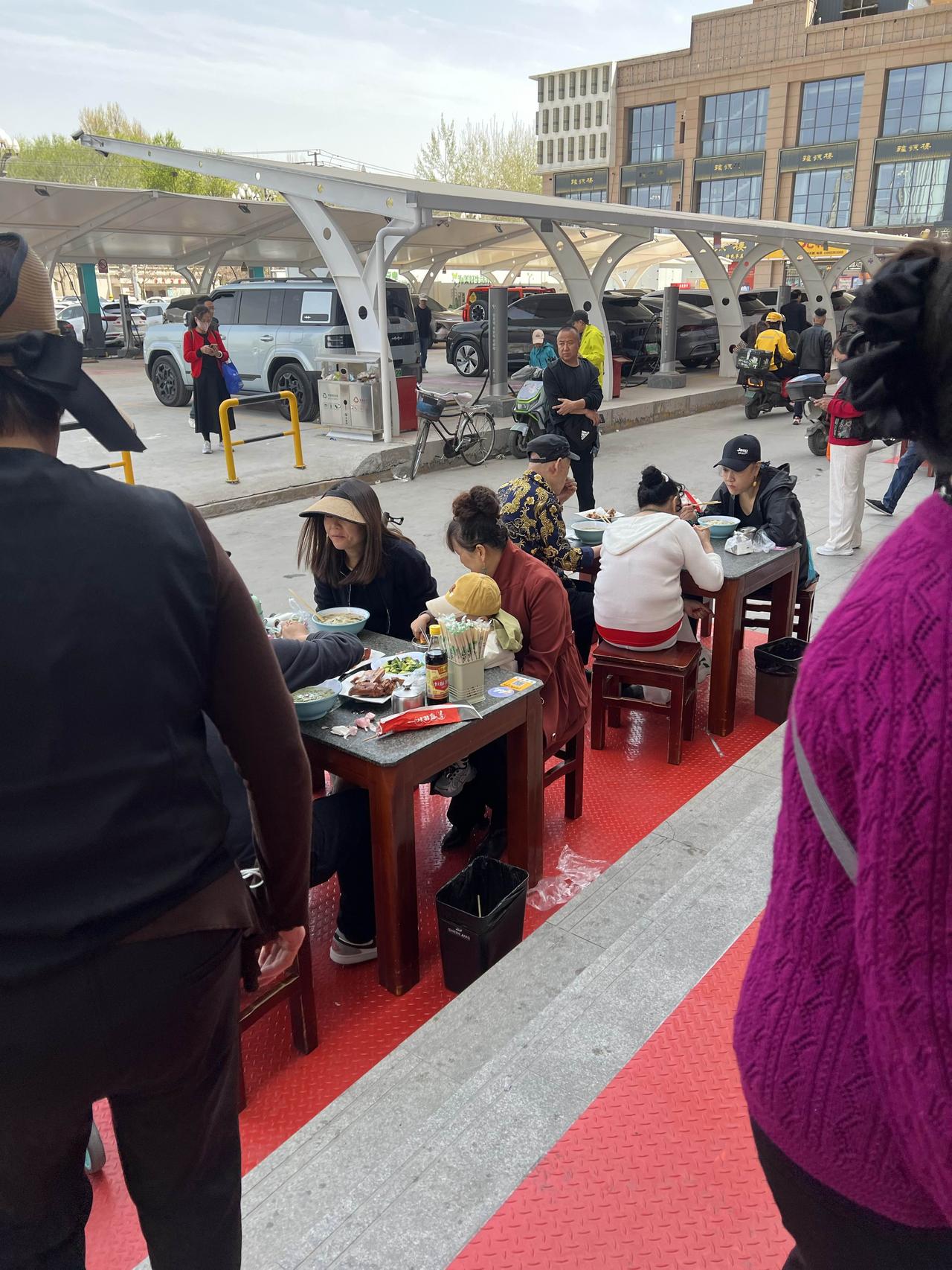 没想到清明节放假三天植物园门口的饭馆生意都特别好，，特别是卖浆水面的这一家生意好