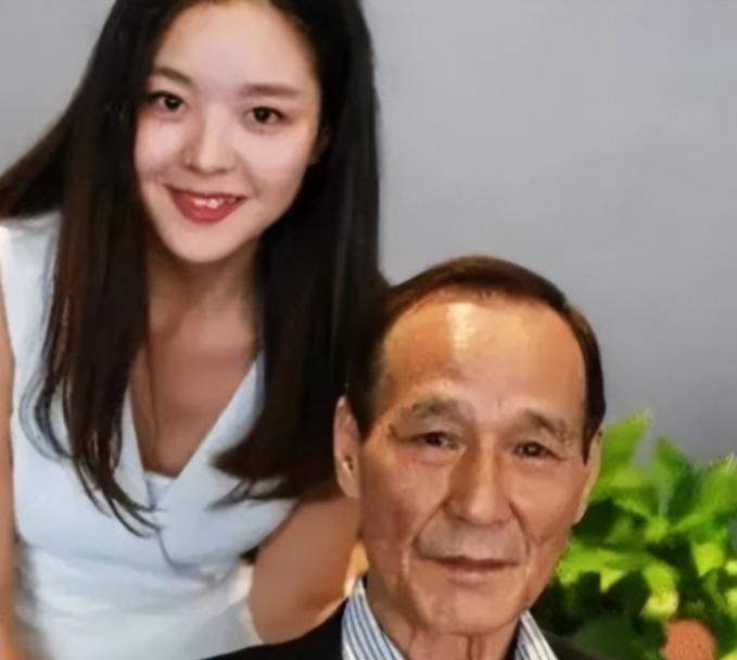 1984年，陈惠敏带着怀孕的妻子去参加宴会，碰见新义安的苏龙，苏龙一脚踢过去，陈