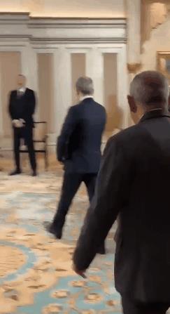这是一个历史性的时刻，亚美尼亚总理尼科尔·帕什尼扬和阿塞拜疆总统伊利哈姆·阿利耶