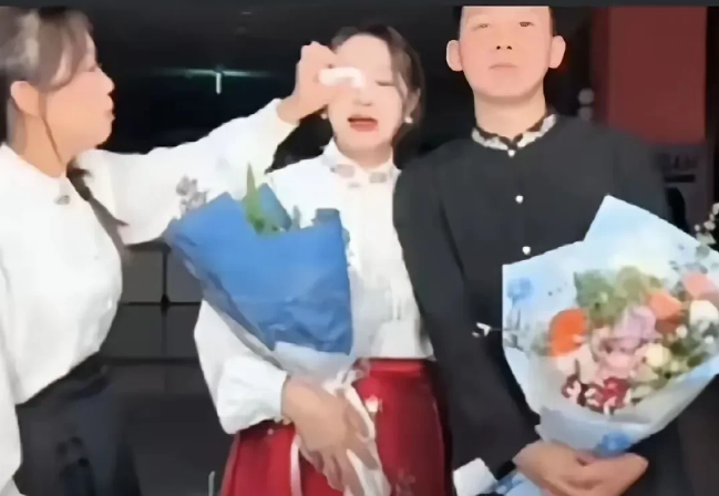 谢浩男妈妈遭到网暴了，打开手机发现都在谴责她，到底怎么回事？原来