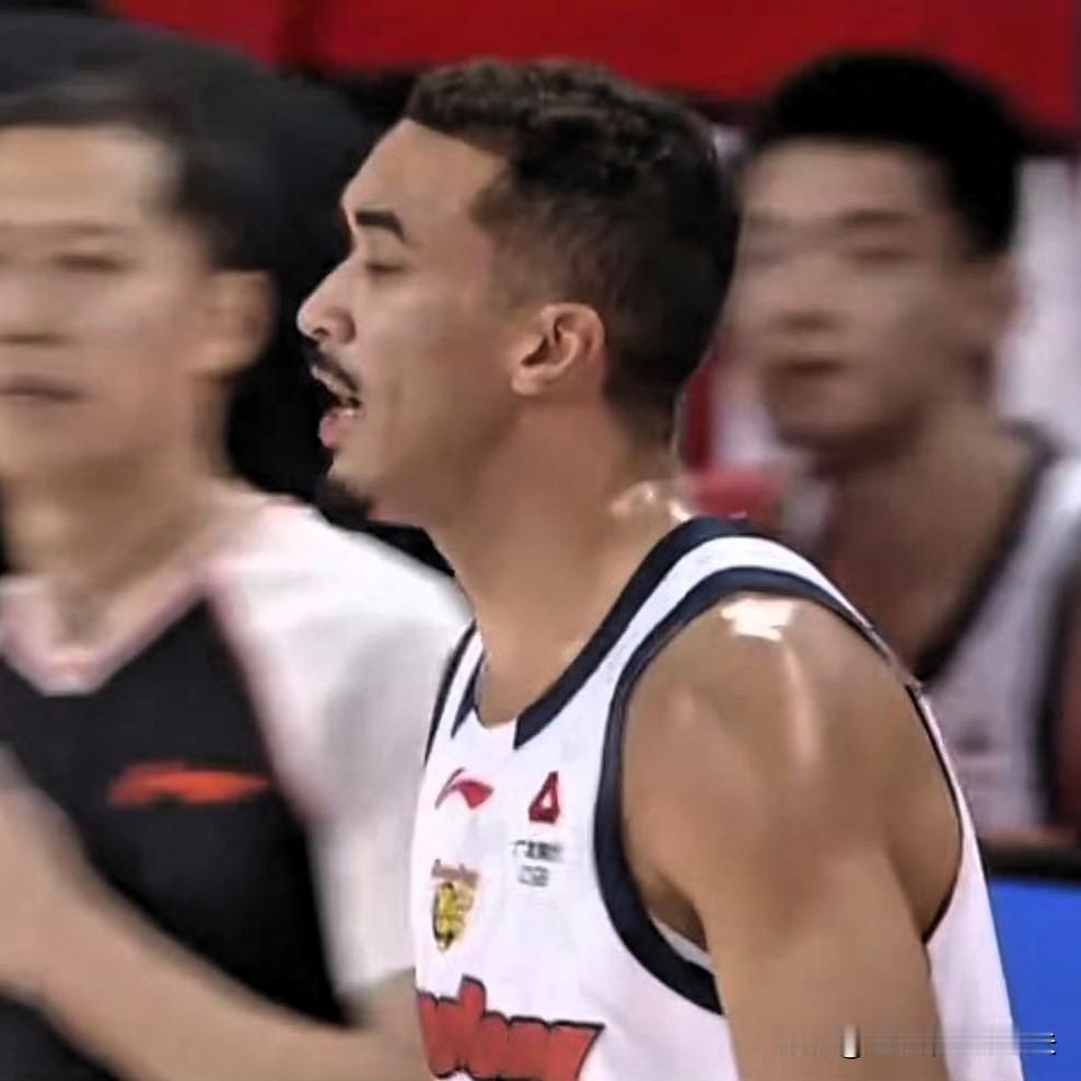 良药苦口！广东外援奎因虽然打球很有激情，但有时候还是得含蓄一点，这是中国联赛，打