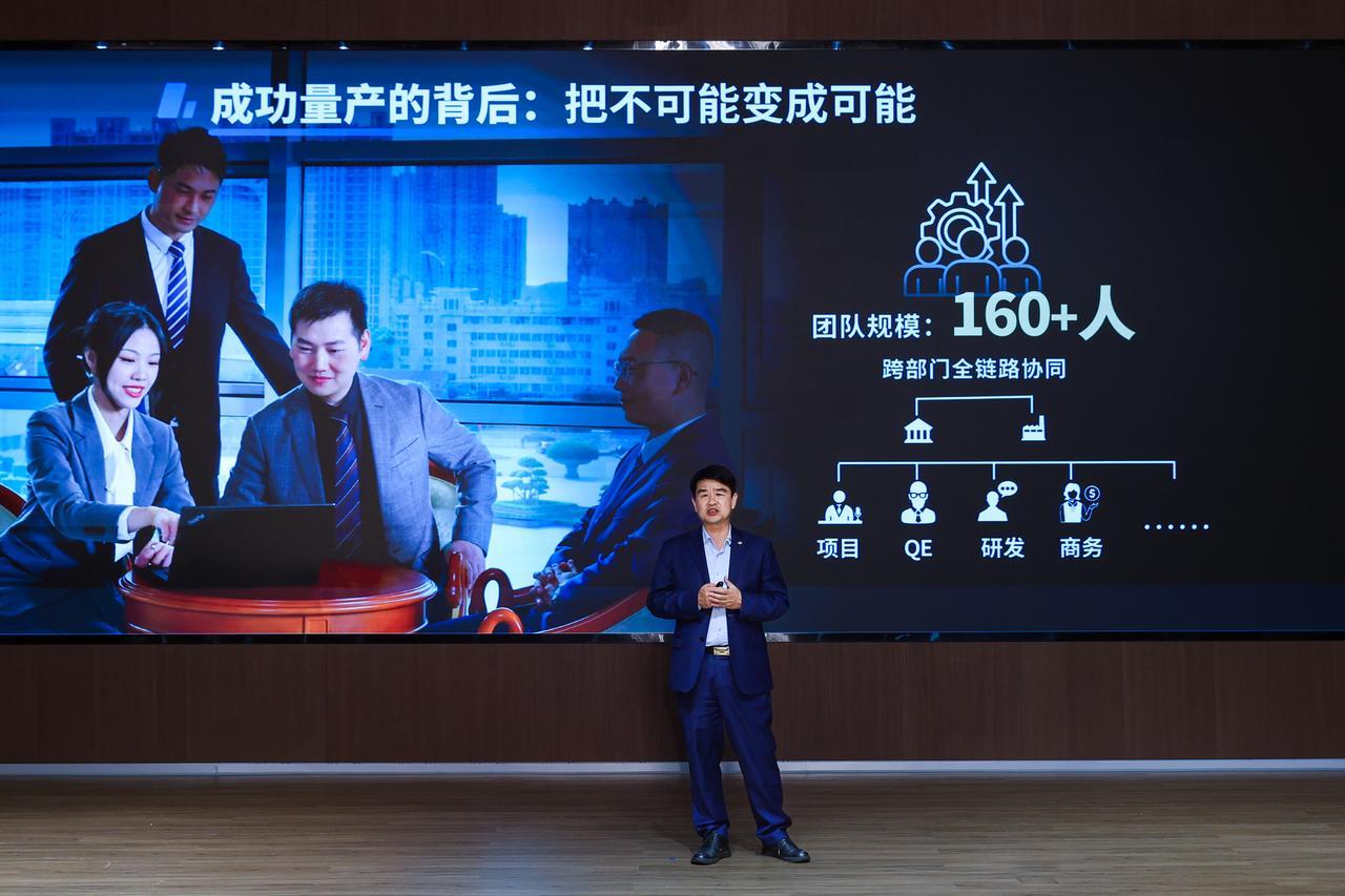 小鹏GX在车内细节上真的很用心，除了智能调光玻璃，还搭载了静音大视野遮阳帘，实用