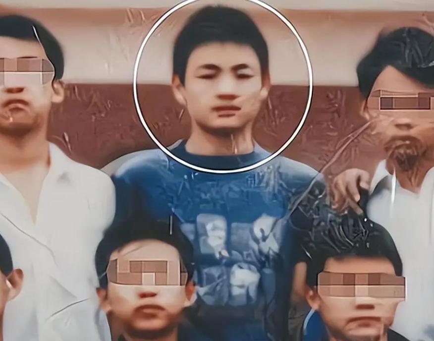曾世杰，县城里出来的高考状元，老师同学都认为他并不丑，他却认为"总有人嫌弃我长得