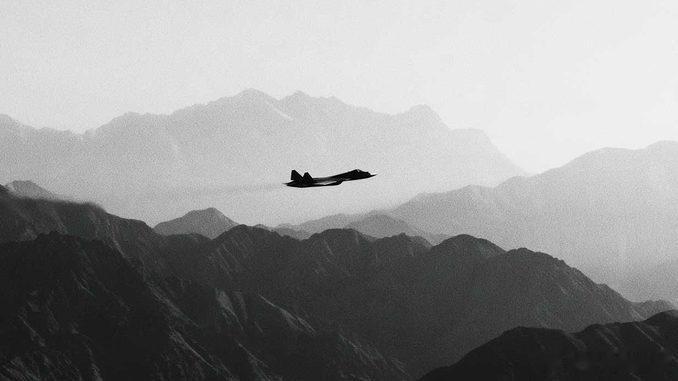 苏-57不争制空权改打无人机，挂R-73导弹拦截，俄军防空捉襟见肘最近，Defe