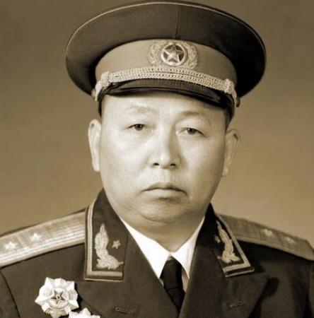 1940年，警卫员谭知耕探望老首长詹才芳时，詹才芳一眼盯上了他口袋里那支派克笔。