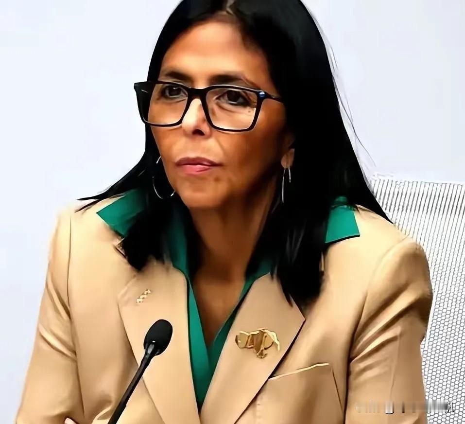 委内瑞拉上演了最魔幻的一幕。那个上台后推动石油收入由美方托管、开放油气合作，被