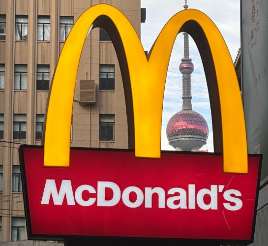 讲一个麦当劳的笑话！2017年麦当劳把中国业务80%股份用20亿美元价格卖给中