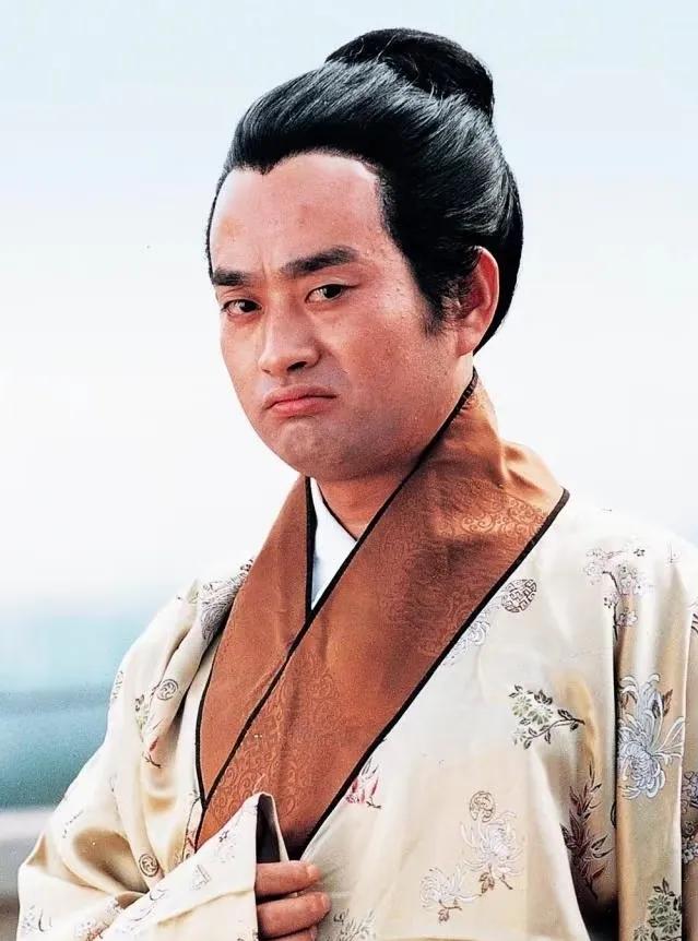 网友热议：薛蟠“欺软怕硬”的双面人生，为何独对贾府众人“认怂”？红楼梦里，薛蟠