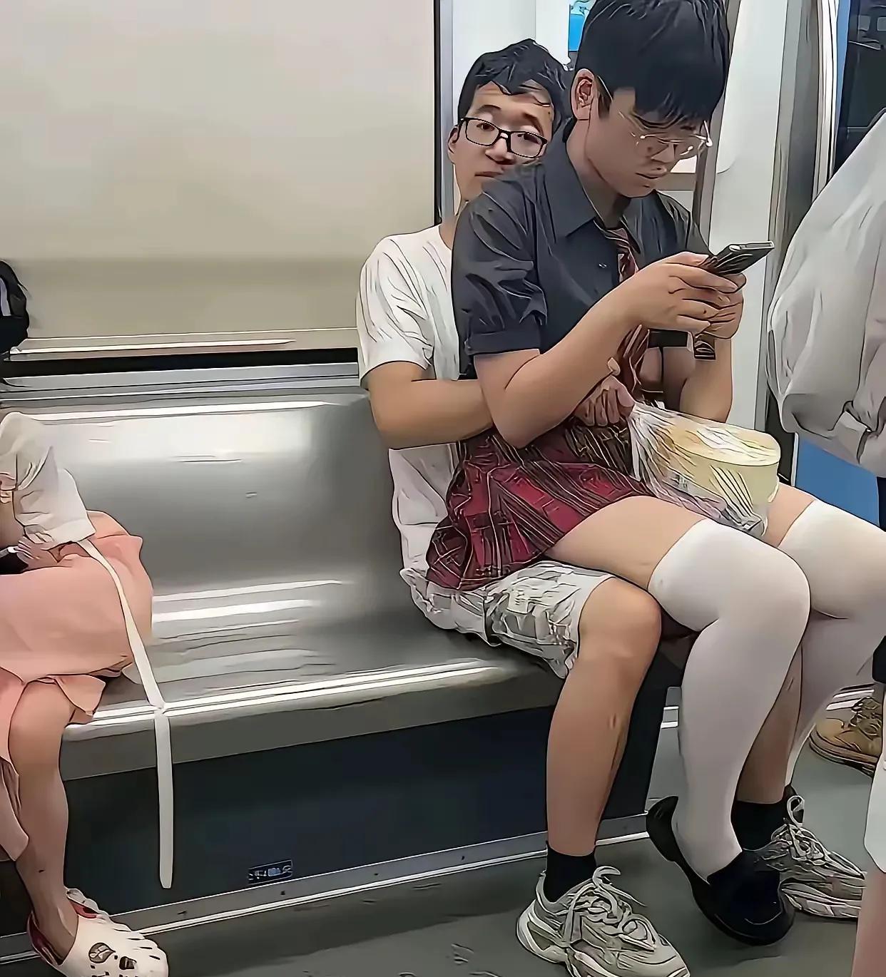 地铁上看见的现在的人心里很强大不在乎外人的眼光到是我们看得人还觉的不好意思[