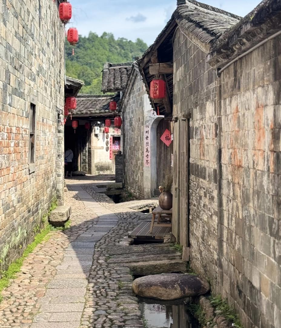 家里长辈眼里的行当高低：1. 从政：权最大，事也最多。2. 从军：铁饭碗