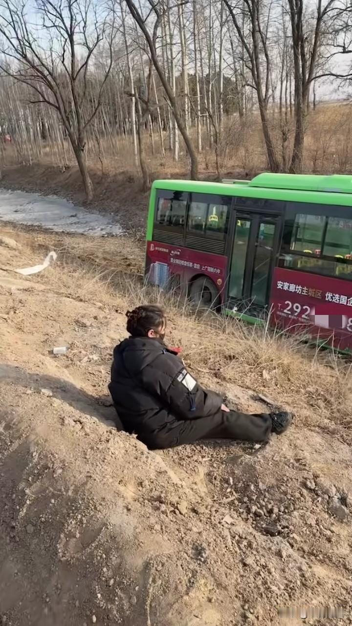 看明白了，河北大成10路公交车司机想逆行超车，但迎面来了一辆大货车，司机向左打方