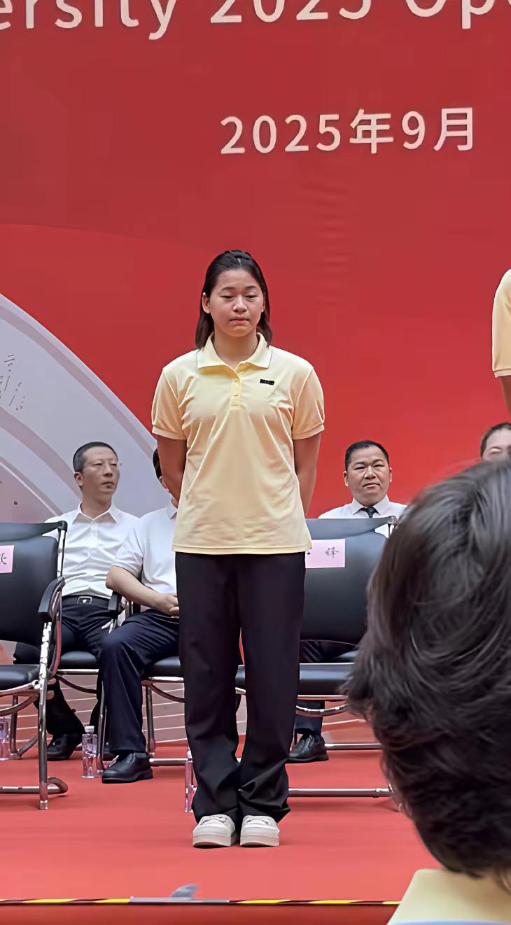 无论是谁，长胖都很容易，看全红婵，完全是放飞自我了，身材好壮，貌似身高已经超过1