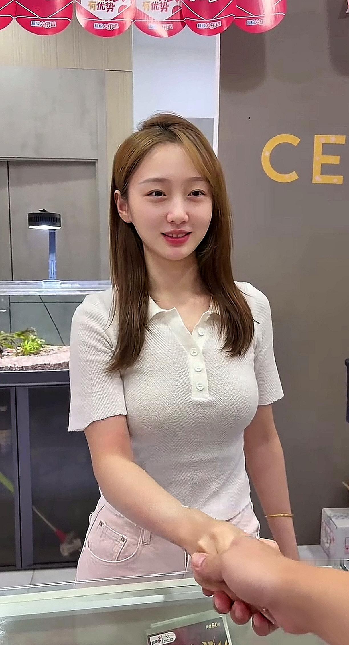 跟好看的女生握手，心花怒放。