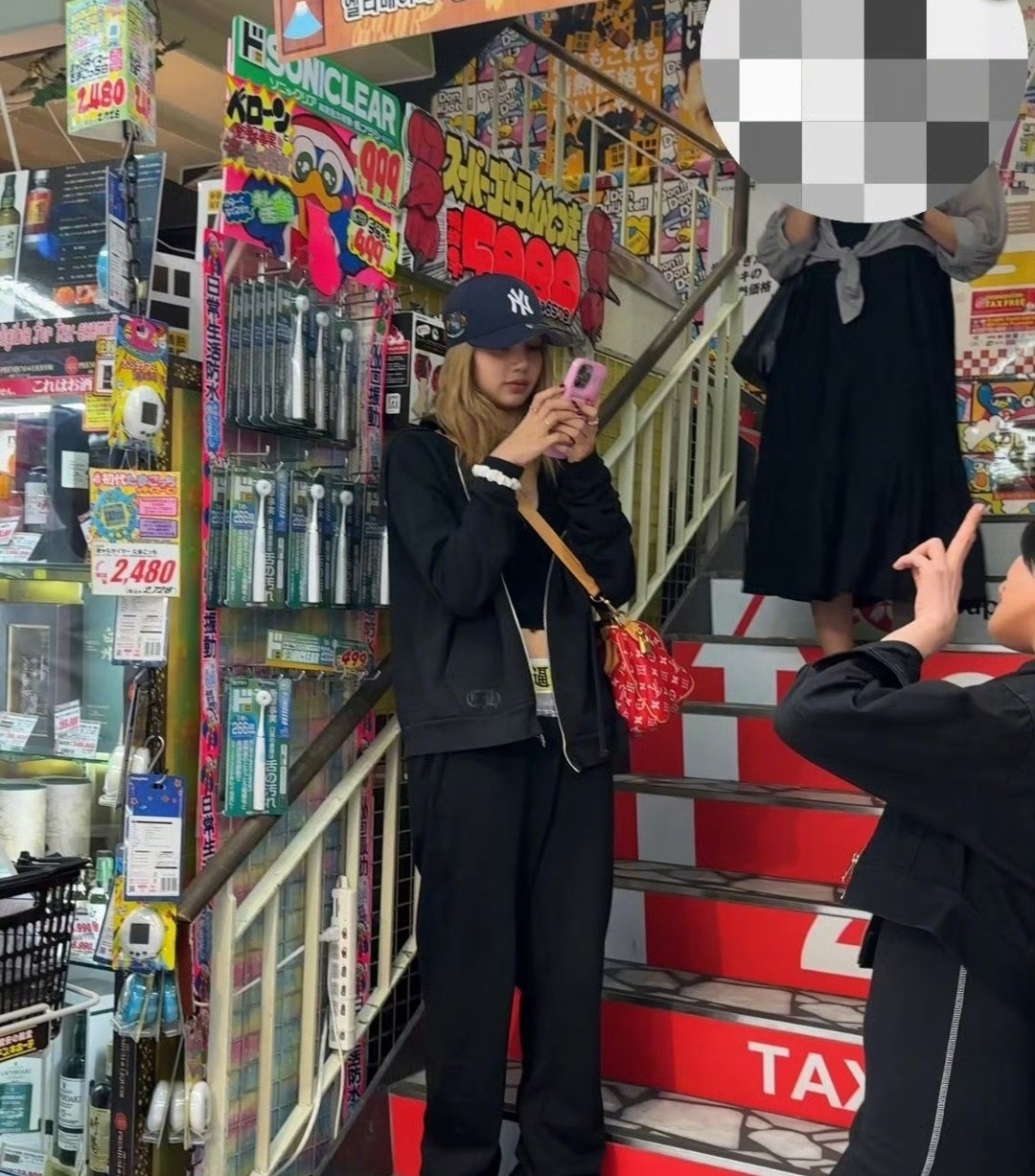 lisa吃了没文化的亏啊！看不懂中文没关系，但是你看不懂中文还要穿带中文的东西，