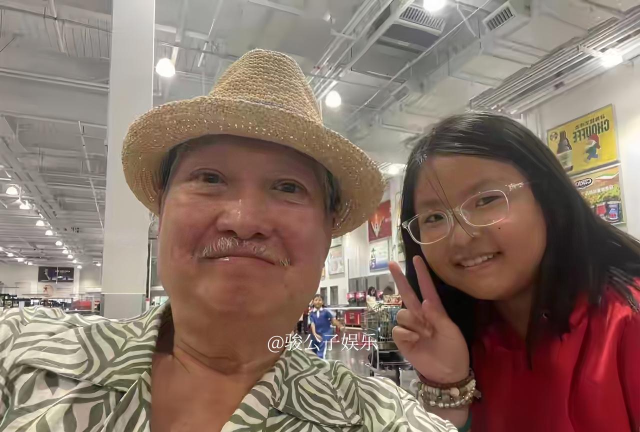 9月27日，有网友在广东深圳偶遇洪金宝，画面中洪金宝坐着轮椅独自逛超市，很是