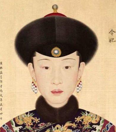 1756年，令妃生下第一个孩子还未出月子，乾隆就迫不及待宠幸她，此后10年她怀孕
