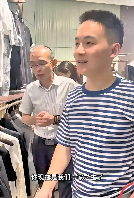 这个父亲节，谢浩男可算“扬眉吐气”，老爸直接封他“一家之主”，这待遇，够特别！节