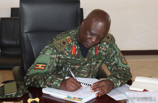 比冈比亚更强的非洲强国出现了！乌干达参谋长表示："我已准备好部署10万乌干达