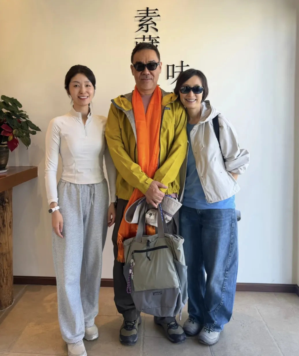 62岁刘青云和老婆郭蔼明现身西藏拉萨旅游，夫妻俩一起去逛了卡定沟景区，还参观了博物馆，全程形影不离，