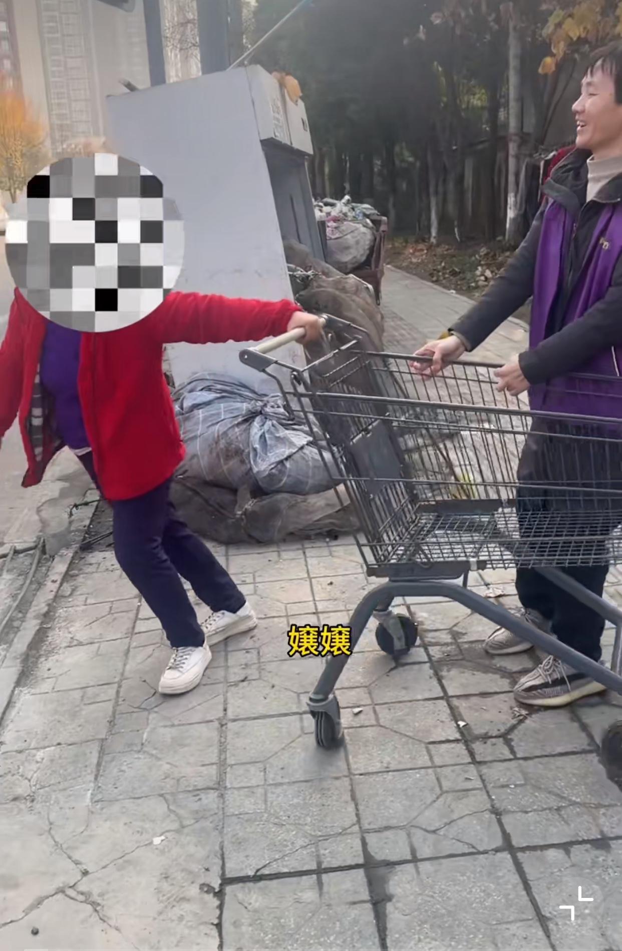 近日，成都某超市上演了一幕购物车“拔河”！超市里的购物车，本来是为了方便顾客购物