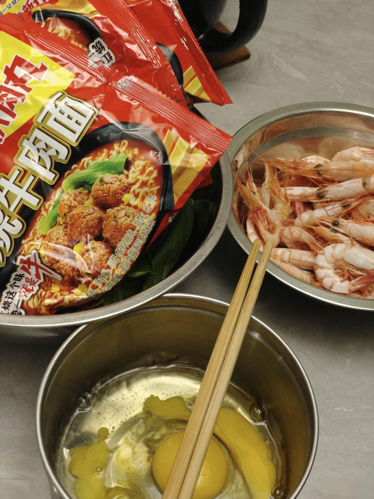 菜涨价了，自煮泡面，不便宜啊。三包方便面、两个鸡蛋、两把青菜（贵）、一盘虾，一