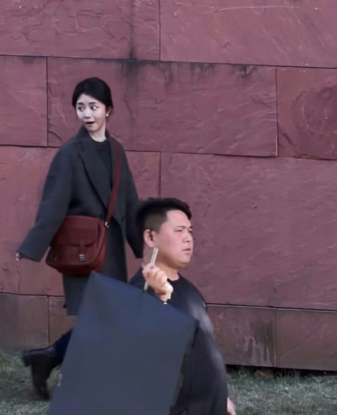 网友中国美术学院遇到谭松韵了，本人个子真的好矮小小一只，但她脸很小眼睛很大非常上