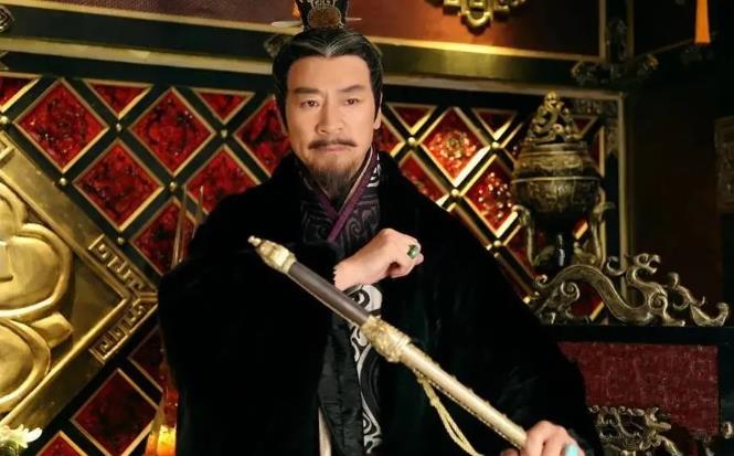 汉宣帝刘询坐在龙椅上，面无表情地听着大臣们汇报霍家的最新动向，这个曾经救过他命的