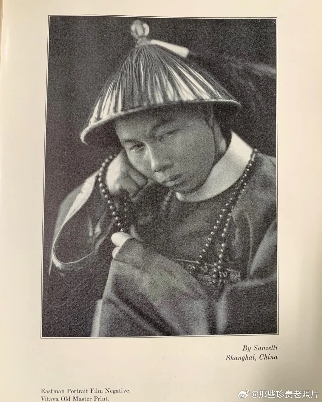 1928年，上海，一个清朝官员装扮的艺术照