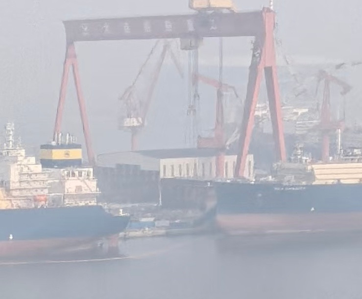 004的搭载进度已经到飞行甲板了，建造进度已达到福特号入坞24-30月之间(福特