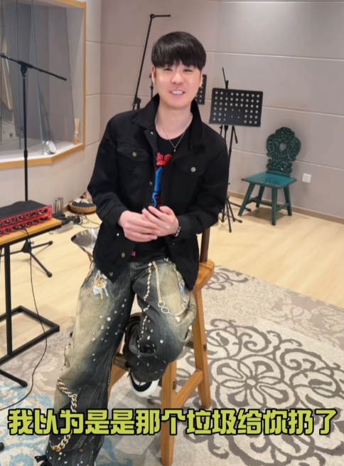 张云雷自曝：我妈说我有病，花钱买了一个薯片包，如果不告诉我是什么牌子，我就当垃圾