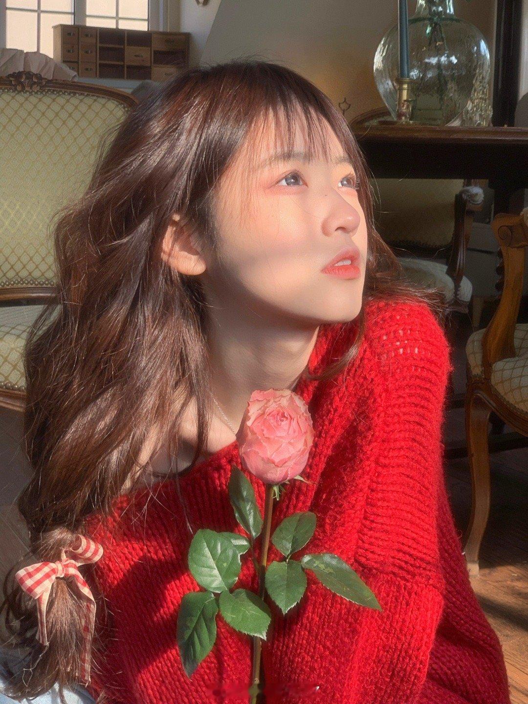 因为生日跟朋友闹尴尬了。起先是a生日的时候请我跟b吃饭了，我们给他买了蛋糕陪他玩