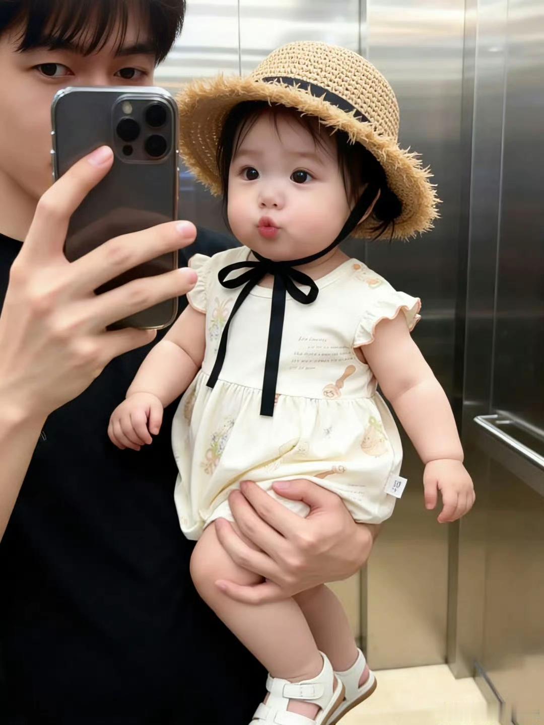 生孩子快乐！生个漂亮洋娃娃，抱在大街上，路人多看几眼，图片中小女孩谁不喜欢呢？太