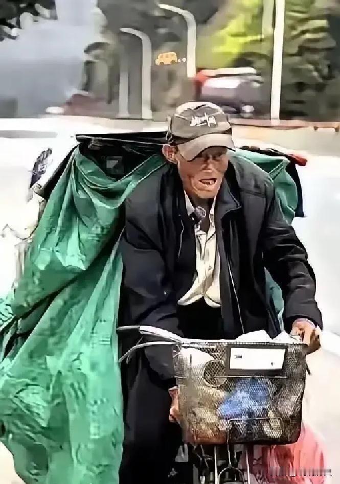 他61岁那年，儿子没了，孙子没了，老伴也没了。他锁上门，蹬着三轮车离家出走，想着