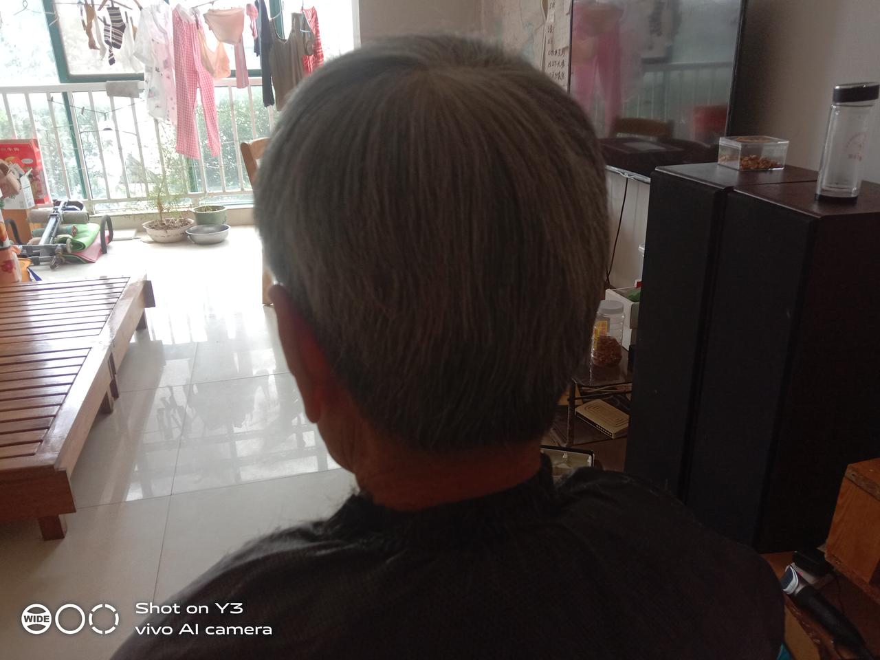 83岁的老妈妈天天说自己很幸福。三个女儿轮流来照顾她。妈妈83岁了，但是