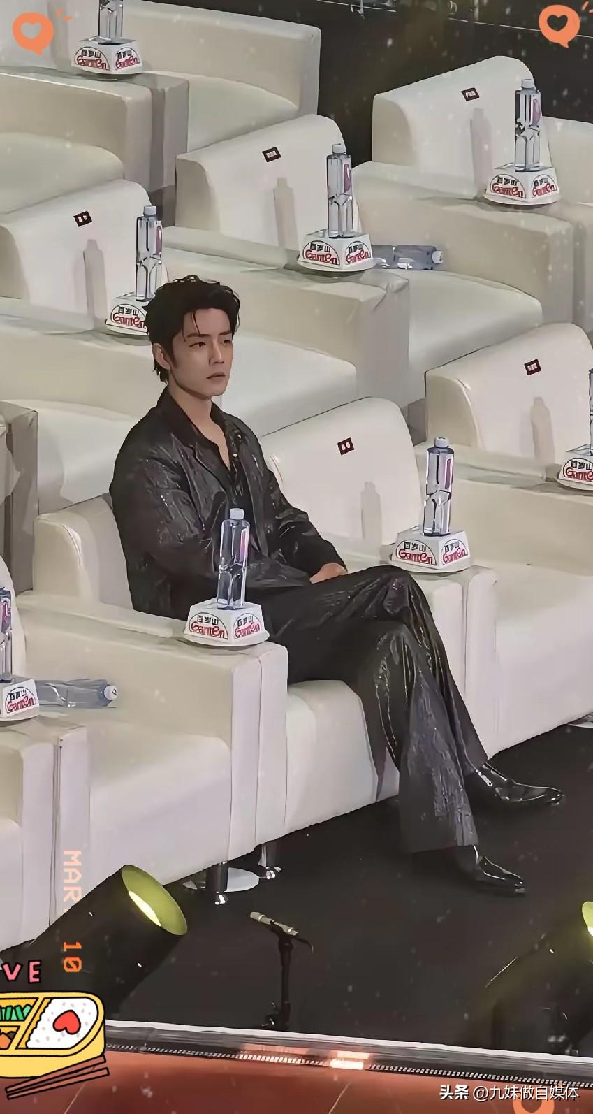 这就是对比，其他艺人领完奖都走了，只有肖战在，有人说这是上次微博之夜没有落座