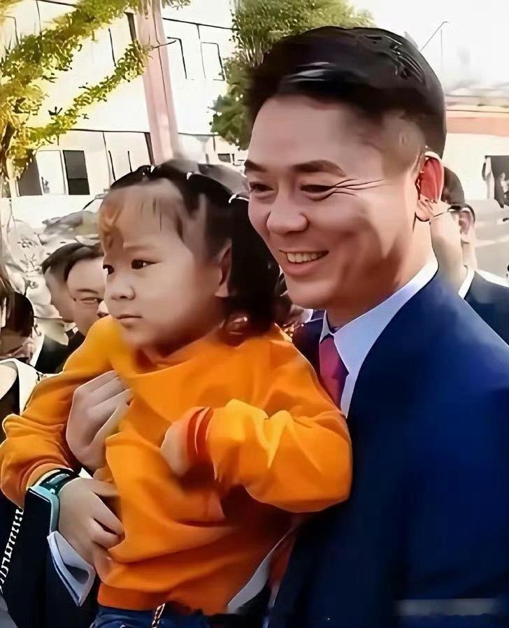 刘强东章泽天夫妇抱着大女儿回老家时的一幕，父女俩简直一模一样