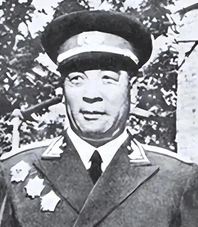 1955年时，四野名将聂鹤亭原拟被授予中将军衔，但他对此有些个人情绪，他是粟裕的