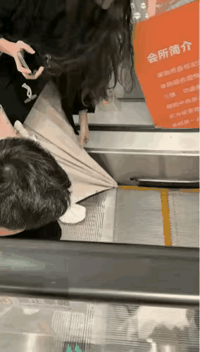 长裙卡扶梯瞬间，这个错误千万别犯刚刷到的实拍画面太揪心了！小姐姐的长裙被