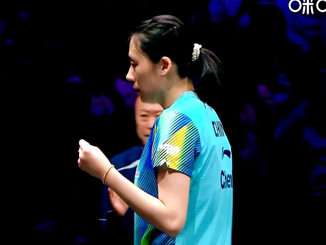 两局打成平手，第三局却被拉开到6比11，场面有点刺眼。侯英超气得几乎跳脚，直指